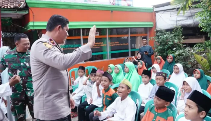 Wakapolda Metro Jaya Gelar Bakti Sosial di Yayasan Domyadhu Jakarta Selatan, Berikan Bantuan Sembako untuk Anak Yatim dan Dhuafa