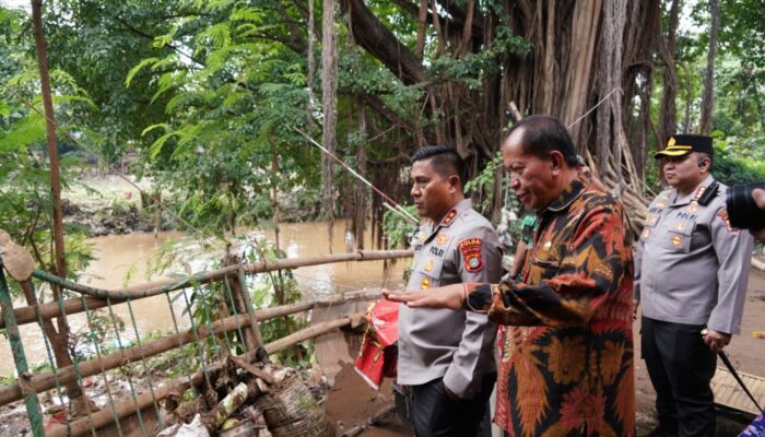 Kapolda Metro Jaya Tinjau Pengungsian Korban Banjir di Pancoran, Pastikan Bantuan Tersalurkan
