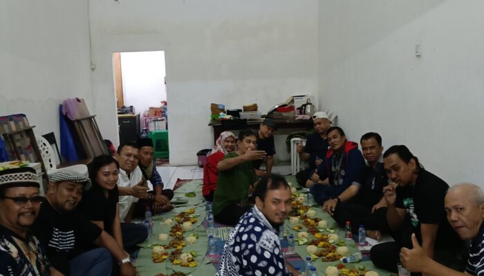 Sahabat AJV Divisi Hiburan Gelar Bukber dan Tradisi Ngeliwet, Pererat Kebersamaan di Tengah Hujan