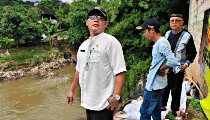 Pemkot Jaksel Lakukan Dolken di Longsor Tebing Ciliwung.