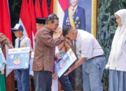 Gubernur Pramono Serahkan 707.622 KJP Plus dan Gratiskan Penerima Masuk TMII