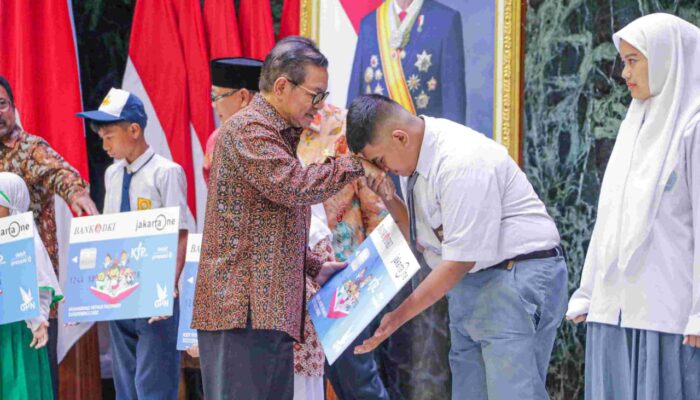 Gubernur Pramono Serahkan 707.622 KJP Plus dan Gratiskan Penerima Masuk TMII