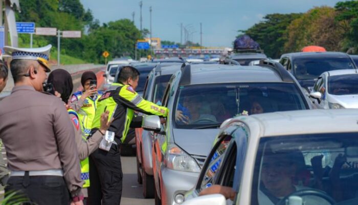Mulai Hari Ini Diberlakukan Skema One Way Nasional di Tol Cikampek Sampai Kalikangkung