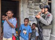 Patroli Dialogis: Satgas Ops Damai Cartenz Berbagi Makanan ke Anak dan Mama Papua