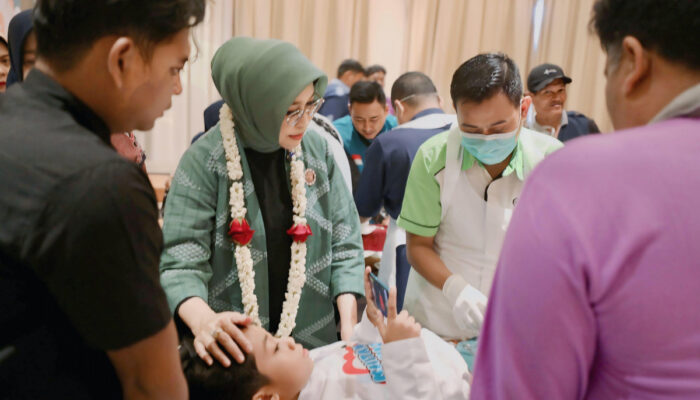 Mensos Beri Bantuan dan Semangati Anak Disabilitas Dalam Khitanan Massal di Malang.