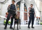 Polisi Amankan Ibadah Paskah di Gereja Katedral