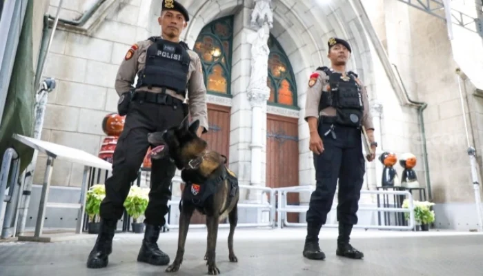Polisi Amankan Ibadah Paskah di Gereja Katedral