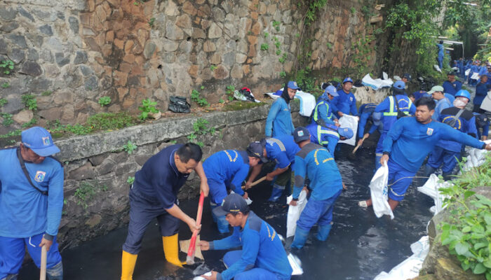 Personel “Pasukan Biru” SDA Jaksel  Mulai Keruk Saluran Penghubung Pelita II