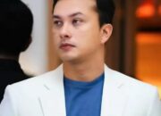 Cincin di Jari Manis Nicholas Saputra Jadi Sorotan Saat Bikin Ketupat Lebaran   