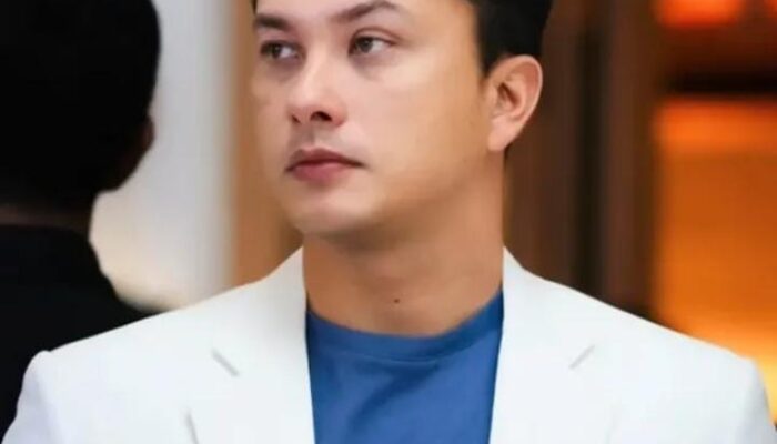 Cincin di Jari Manis Nicholas Saputra Jadi Sorotan Saat Bikin Ketupat Lebaran   