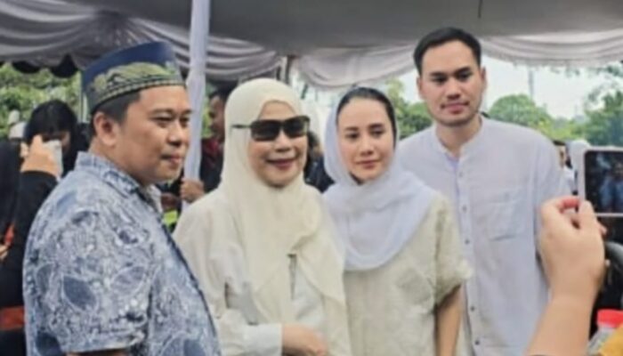 Dewi Yull Hadir di Pemakaman Ray Sahetapy