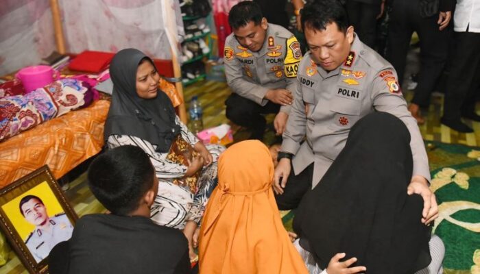 Bripka Husni Dianugerahi Kenaikan Pangkat Anumerta,Gugur Saat Lerai Bentrokan.