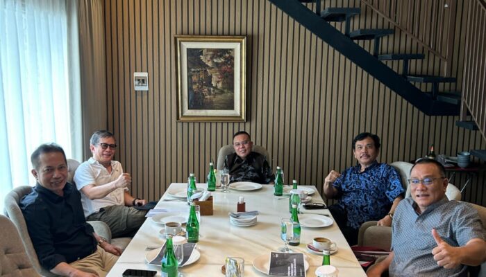 Rocky Gerung dan Sufmi Dasco Santap Sayur Lodeh, Bahas Masa Depan Bangsa di Senayan Park
