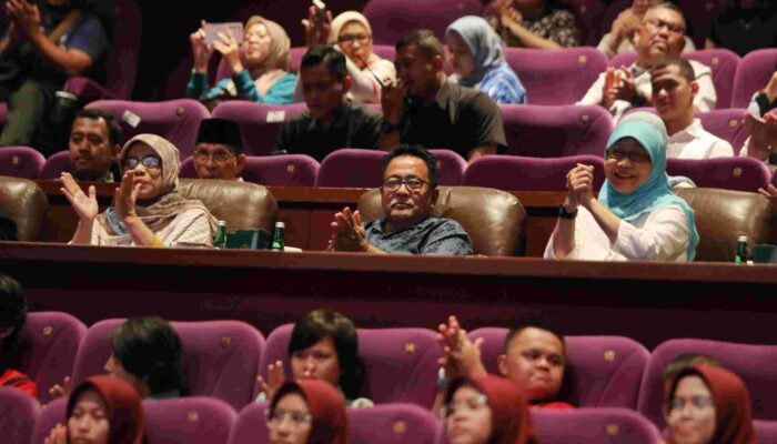 Wagub Rano Bersama Ratusan Penyandang Disabilitas Nonton Film Animasi Jumbo