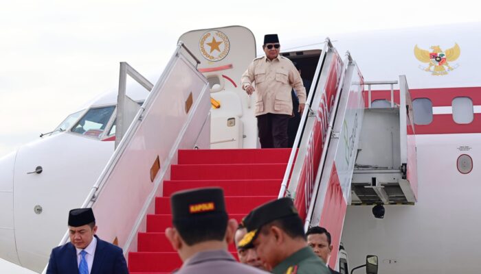 Usai Safari Diplomatik ke Timur Tengah, Presiden Prabowo Disambut Hangat Panglima TNI di Jakarta
