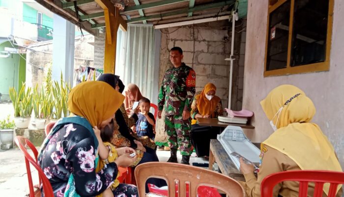 Babinsa Serka Mardi Aktif Dampingi Posyandu: Bentuk Nyata Kepedulian TNI Terhadap Kesehatan Warga