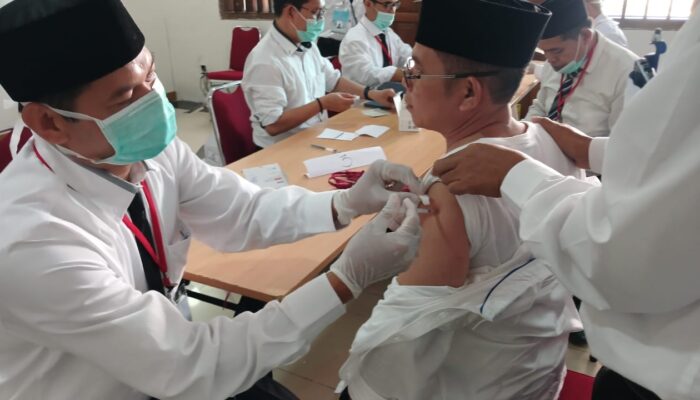 Cegah Meningitis Jelang Ibadah Haji, Kemenkes Fasilitasi Vaksinasi bagi Petugas PPIH Tahun 2025.