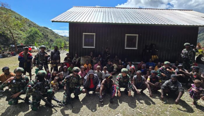 TNI Satgas Yonif 715/Mtl Hadir Dalam Sentuhan Aksi Kemanusiaan di Puncak Jaya