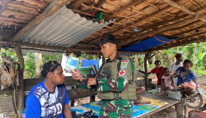 Tulus Melayani, Satgas Yonif 715/Mtl Jadi Sandaran Hati Warga Kampung Moulo