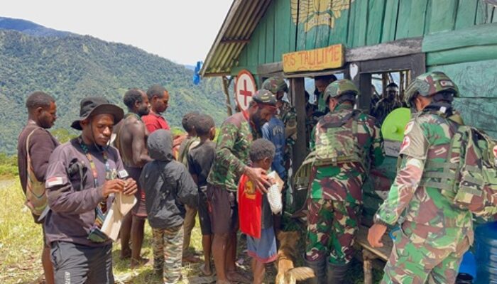 Satgas Yonif 715/Mtl Gelar Makan Bersama Warga di Talilime