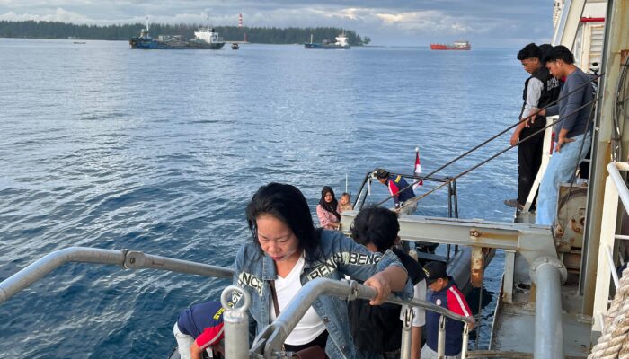 Sigap Bantu Warga, Bakamla RI dan Rapala Bengkulu Angkut Masyarakat Menuju Pulau Enggano