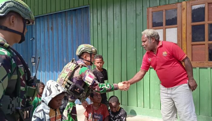 TNI Sambangi Rumah Kepala Dinas Pendidikan Puncak Jaya, Membangun Kedekatan dan Memberi Rasa Nyaman.