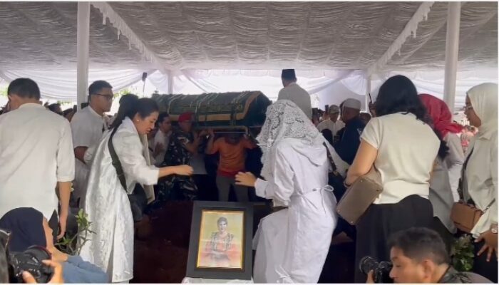 Prosesi Pemakaman Seniman Legendaris Titiek Puspa diwarnai Keharuan