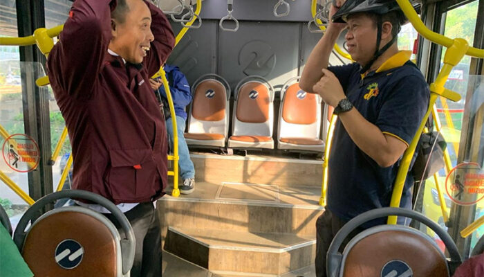 Hari Ini Walkot dan Wakil Walkot Jakarta Utara Ngantor Juga Gunakan Transportasi Umum.