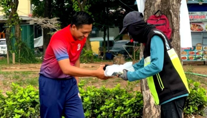 Bakamla RI Bagikan Makanan Gratis untuk Warga Sekitar