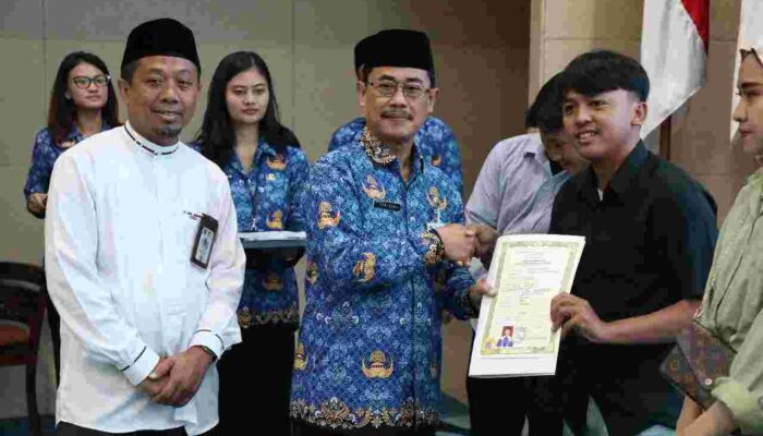 Pemprov DKI Jakarta dan Baznas Bazis DKI Serahkan Bantuan Penebusan Ijazah Tertahan Tahap I