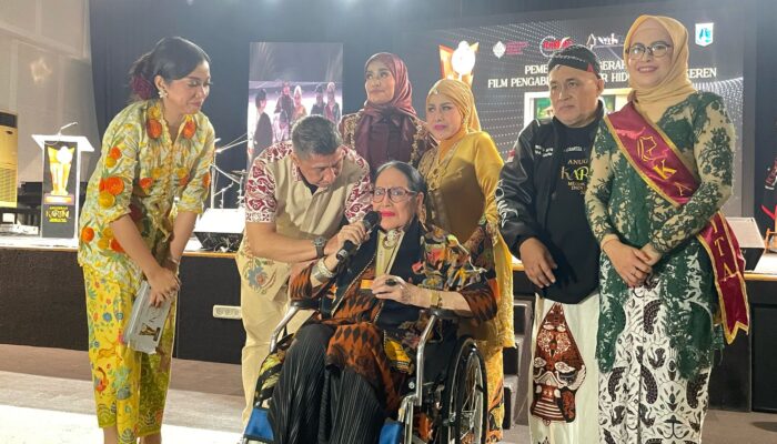 Connie Sutedja Terima Anugerah Kartini Musik dan Film 2025