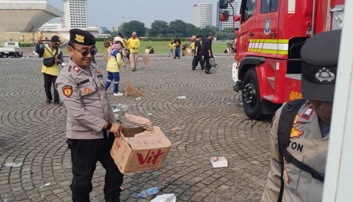 Personel Polri Sigap Bersih-bersih Kawasan Monas Usai May Day Fiesta