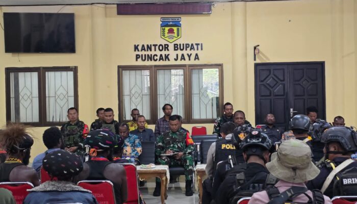 Di Tengah Ketegangan, Satgas Yonif 715/Motuliato Jadi Jembatan Damai di Puncak Jaya