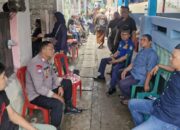 Bhabinkamtibmas Hadiri Takziah Anggota Linmas di Jatiwaringin