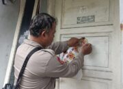 Dekatkan Layanan, Polsek Pademangan Pasang Stiker 110 di Permukiman Warga