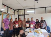 Empat Kelurahan di Kalideres Terima SK dan Banner Pos Bantuan Hukum Gratis dari Agus Susanto 