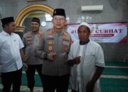 Kapolres Metro Jakarta Utara Pimpin Sholat Jumat dan Jumat Curhat di Masjid Jami’ Hayatul Akbar Cilincing