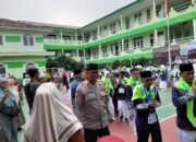 Bhabinkamtibmas Polsek Bekasi Barat Melakukan Pengamanan Keberangkatan Jemaah Haji Kloter 4 Dari Yayasan As’ Sadiyah Bintara Ke Asrama Haji Bekasi