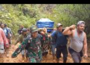 Babinsa dan Warga Seko Tandu Jenazah Pensiunan Guru Sejauh 30 Kilometer