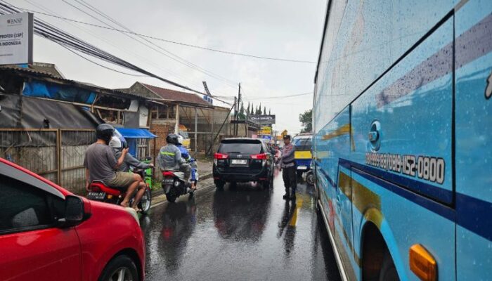 Kemacetan Akibat Bus Mogok, Kapolsek Ciwidey Lakukan Rekayasa Lalu Lintas One Way di Jl. Raya Ciwidey