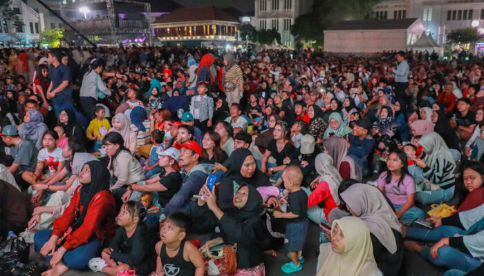 Ribuan Warga Jakarta Nikmati Malam Perayaan HUT Jakarta di Kota Tua.