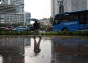 BMKG Hujan Diprakirakan Guyur Jakarta Hari Ini   Badan Meteorologi, Klimatologi dan Geofisika (BMKG) memprediksi cuaca cerah berawan hingga hujan dengan intensitas ringan terjadi di Jakarta sepanjang hari ini, Selasa (17/6).  “Suhu udara hari ini berkisar 24 sampai 30 derajat celsius,”  Dikutip dari laman resmi BMKG, pada pagi hari cuaca berawan diprakirakan di Kepulauan Seribu, Jakarta Utara, dan Jakarta Barat. Sementara hujan dengan intensitas ringan mengguyur Jakarta Pusat, Jakarta Selatan, dan Jakarta Timur.  Pada siang hari cuaca cerah berawan diprakirakan menaungi Kepulauan Seribu. Sedangkan hujan dengan intensitas ringan membasahi Jakarta Pusat, Jakarta Utara, Jakarta Barat, Jakarta Selatan, dan Jakarta Timur.  Sedangkan hujan dengan intensitas ringan membasahi Jakarta Pusat, Jakarta Utara, Jakarta Barat, Jakarta Selatan, dan Jakarta Timur.   Pada sore hari hujan dengan intensitas ringan mengguyur Kepulauan Seribu, Jakarta Utara, Jakarta Barat, Jakarta Selatan, dan Jakarta Timur. Kemudian cuaca cerah berawan di Jakarta Pusat.  BMKG memprakirakan hujan dengan intensitas ringan pada malam hari di Kepulauan Seribu dan Jakarta Pusat. Kemudian cuaca cerah berawan di Jakarta Utara, Jakarta Barat, Jakarta Selatan, dan Jakarta Timur.  Suhu udara hari ini berkisar 24 sampai 30 derajat celsius dengan kelembapan udara antara 70 hingga 97 persen.