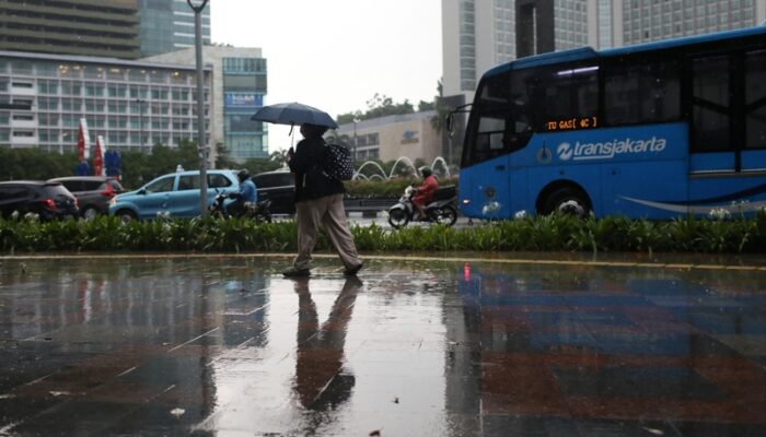 BMKG Hujan Diprakirakan Guyur Jakarta Hari Ini   Badan Meteorologi, Klimatologi dan Geofisika (BMKG) memprediksi cuaca cerah berawan hingga hujan dengan intensitas ringan terjadi di Jakarta sepanjang hari ini, Selasa (17/6).  “Suhu udara hari ini berkisar 24 sampai 30 derajat celsius,”  Dikutip dari laman resmi BMKG, pada pagi hari cuaca berawan diprakirakan di Kepulauan Seribu, Jakarta Utara, dan Jakarta Barat. Sementara hujan dengan intensitas ringan mengguyur Jakarta Pusat, Jakarta Selatan, dan Jakarta Timur.  Pada siang hari cuaca cerah berawan diprakirakan menaungi Kepulauan Seribu. Sedangkan hujan dengan intensitas ringan membasahi Jakarta Pusat, Jakarta Utara, Jakarta Barat, Jakarta Selatan, dan Jakarta Timur.  Sedangkan hujan dengan intensitas ringan membasahi Jakarta Pusat, Jakarta Utara, Jakarta Barat, Jakarta Selatan, dan Jakarta Timur.   Pada sore hari hujan dengan intensitas ringan mengguyur Kepulauan Seribu, Jakarta Utara, Jakarta Barat, Jakarta Selatan, dan Jakarta Timur. Kemudian cuaca cerah berawan di Jakarta Pusat.  BMKG memprakirakan hujan dengan intensitas ringan pada malam hari di Kepulauan Seribu dan Jakarta Pusat. Kemudian cuaca cerah berawan di Jakarta Utara, Jakarta Barat, Jakarta Selatan, dan Jakarta Timur.  Suhu udara hari ini berkisar 24 sampai 30 derajat celsius dengan kelembapan udara antara 70 hingga 97 persen.