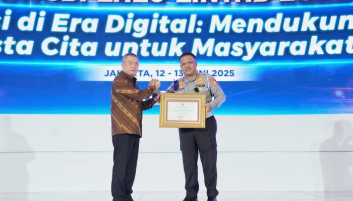 Menhub Berikan Penghargaan Kepada Kakorlantas Polri atas Inovasi One Way Lokal Selama Angkutan Lebaran 2025