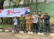 Sinergitas Tiga Pilar Pasang Spanduk HUT Bhayangkara ke-79 Kelurahan Cikiwul