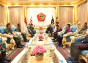 *DANKORMAR BEKALI 5 PERWIRA TERBAIK KORPS MARINIR ATHAN DAN ASATHAN RI*