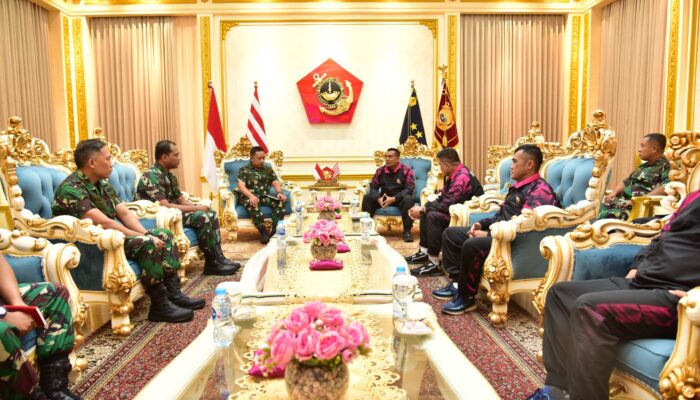 *DANKORMAR BEKALI 5 PERWIRA TERBAIK KORPS MARINIR ATHAN DAN ASATHAN RI*