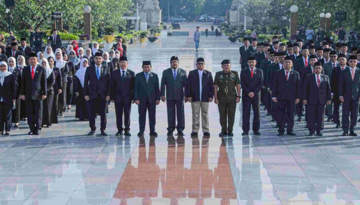 Wagub Rano Tabur Bunga di TMP Kalibata dalam Rangka Sambut HUT Jakarta ke-498.