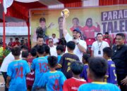Menpora Dito Serahkan Bantuan Bola di Dharmasraya,demi Perkembangan Atlet Muda.
