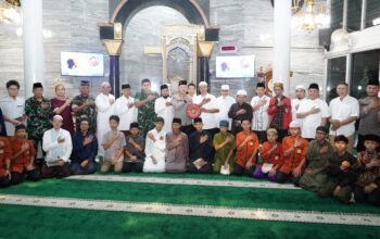 Kapolres Metro Jakarta Utara Gelar Sholat Subuh Keliling dan Bagikan Bansos di Kelapa Gading